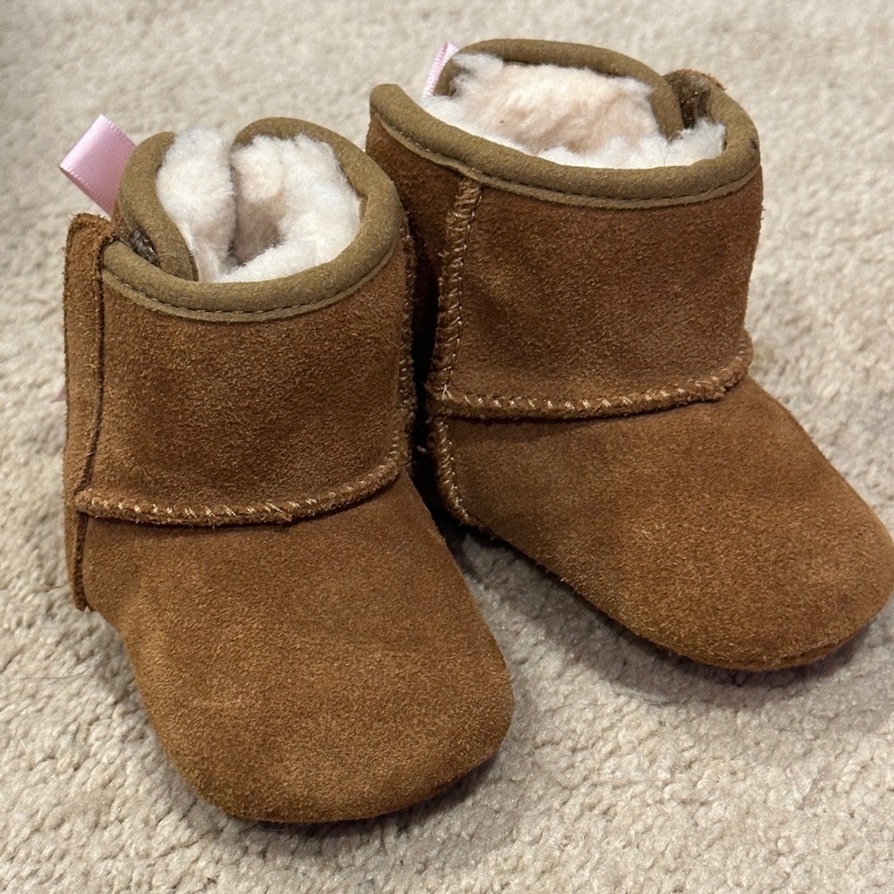 Baby girl UGGS sz 0/1 Chestnut/pink bows